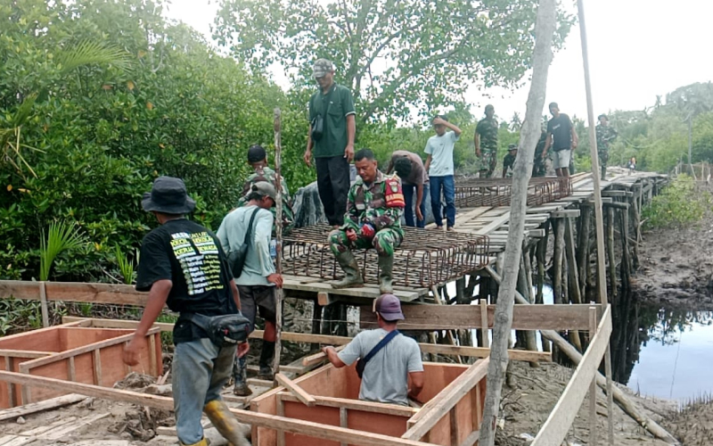 Akses Warga Dipermudah, TNI Bantu Percepatan Pembangunan Jembatan Gantung Garuda