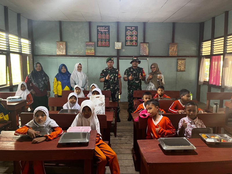 Dukung Peningkatan Gizi Anak, Babinsa Koramil 06/Kateman Dampingi Kegiatan Makan Sehat Bergizi di Sekolah