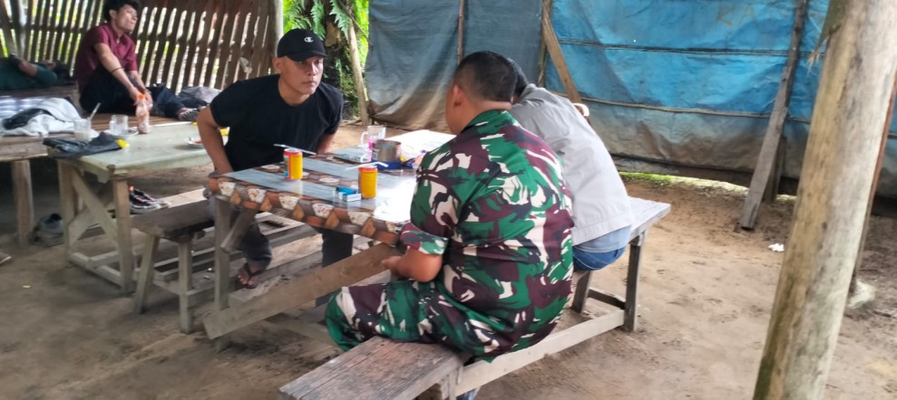 Babinsa Peltu Ramli Nst Gelar Komsos di Perawang Barat, Ajak Warga Peduli Kesehatan Lingkungan