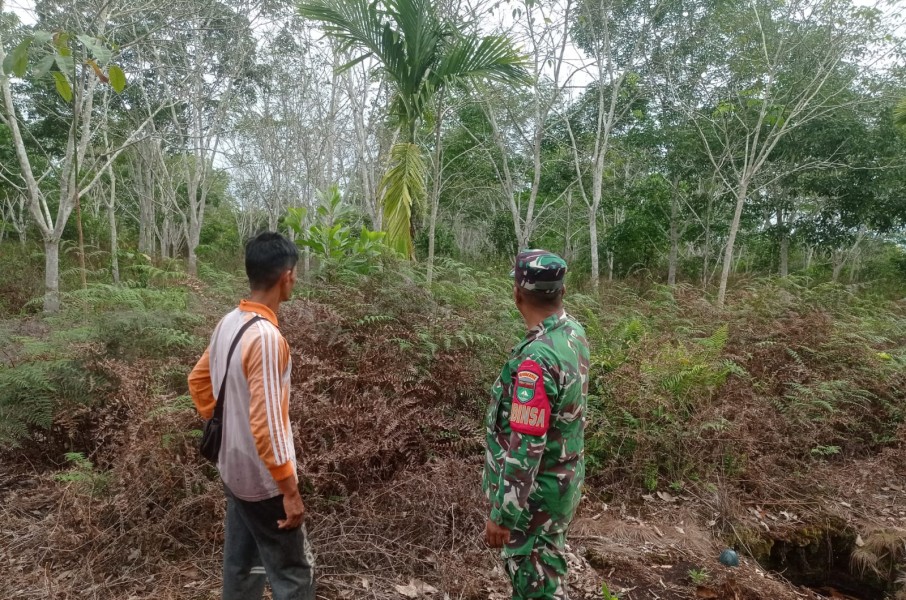 Babinsa Koramil 06/Kateman Laksanakan Patroli Tapal Batas di Desa Sapta Mulya Jaya