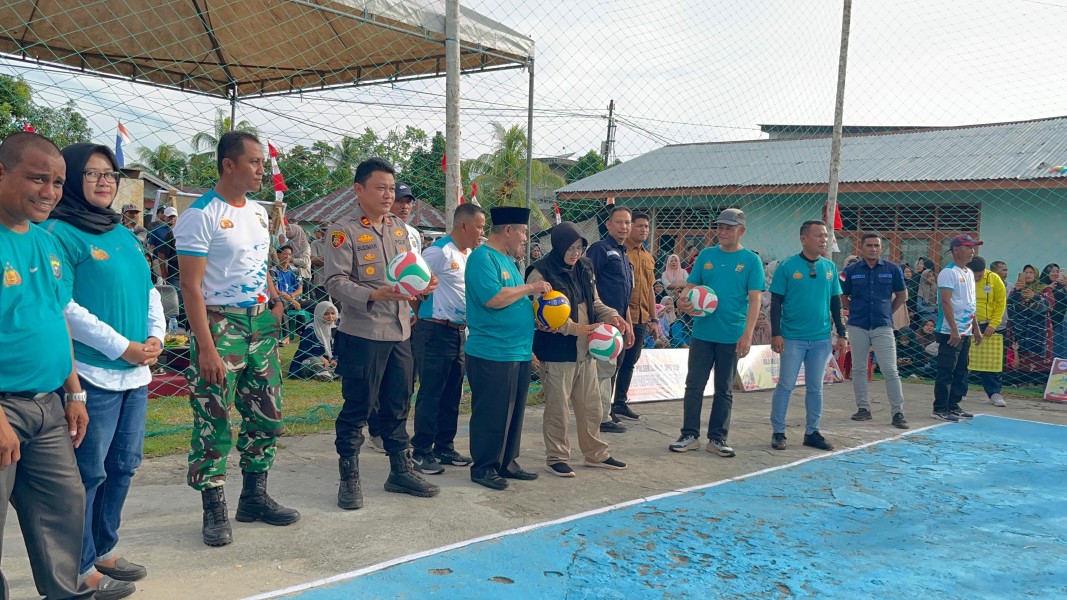 Bersama Bupati Siak, Kapolsek Sungai Apit Resmi Buka Open Turnamen Bola Volly Polsek Sungai Apit Cup 2025