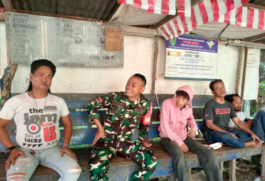 Jalin Keakraban, Babinsa Koramil 06/Kateman Ingatkan Warga Bahaya Narkoba serta Judi Online