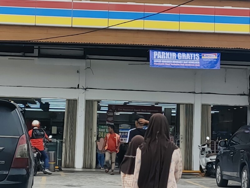 Jukir Masih Beroperasi, Ritel Modern Buat Spanduk Gratis Parkir