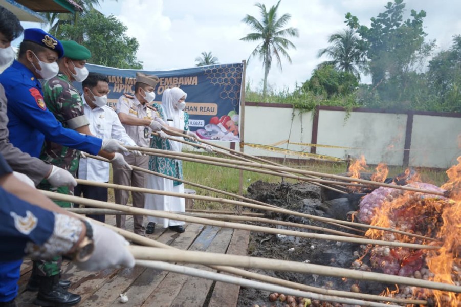 48,39 Ton Pangan Ilegal Dibakar di Tembilahan, Wabup Inhil: Negara Tak Boleh Kalah dari Penyelundup