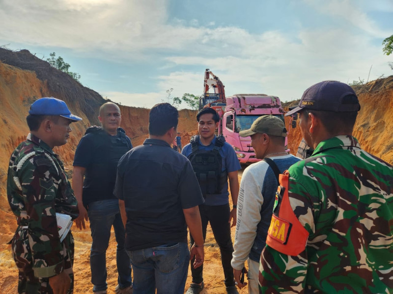 Polres dan Kodim Kampar Bersatu Gempur Galian C Ilegal di Tapung, 2 Pelaku dan 1 Alat Berat Diamankan