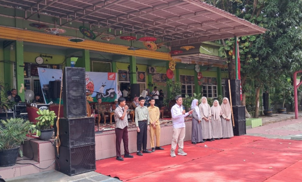 Ketua SPS Riau Motivasi Pelajar SMAN 9 Pekanbaru, Menjadi Penulis Lalui Dulu Menulis yang Sederhana