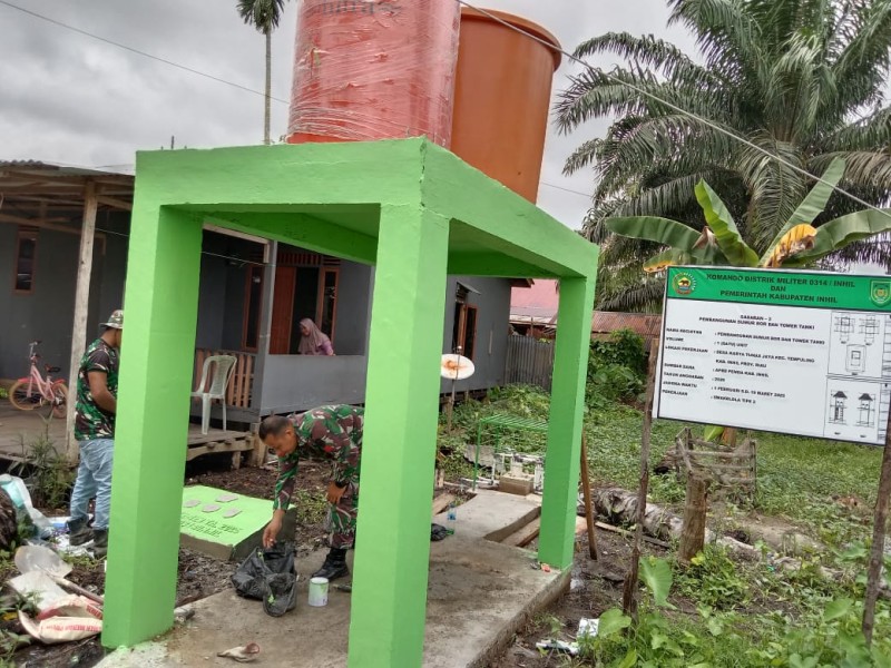 Babinsa Koramil 06/Kateman Laksanakan Pengecatan Tugu Sumur Bor TMMD ke - 123
