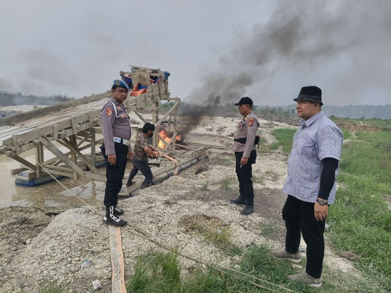 Polres Kuansing Musnahkan 22 Rakit PETI di Area PT KTBM