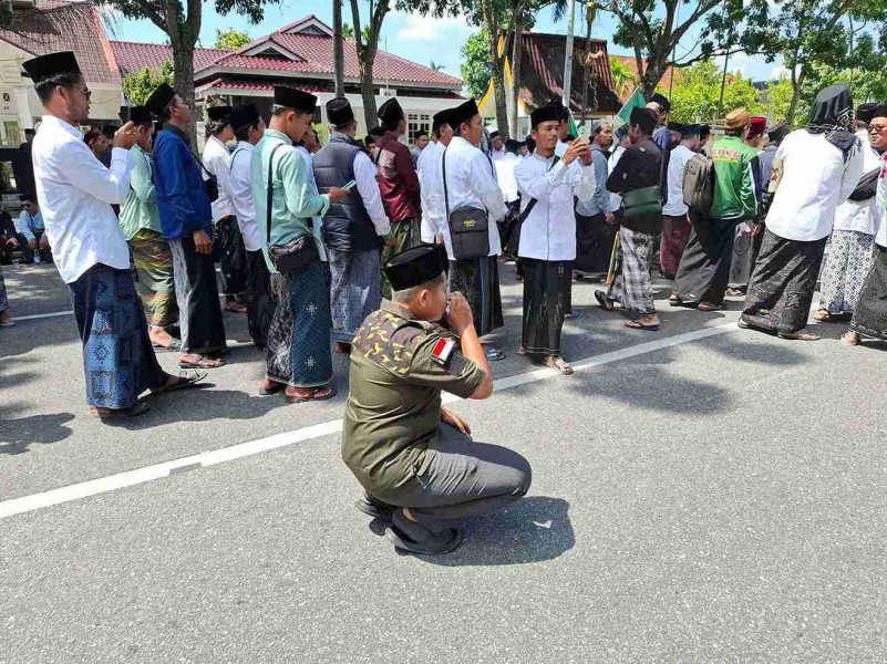 Aksi Damai Tuntut Trans 7, Santri di Riau Tunjukkan Adab Minum Sambil Jongkok