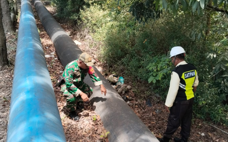 Babinsa Lakukan Patroli dan Komsos, Ingatkan Warga Bahaya Aktivitas di Jalur Pipa Minyak