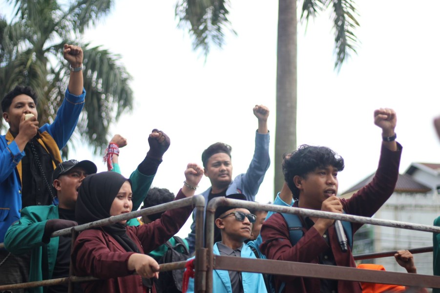 Mahasiswa Gelar Aksi G-M13 Mei Melawan di DPRD Riau, Soroti Kesejahteraan Guru hingga Transparansi Anggaran