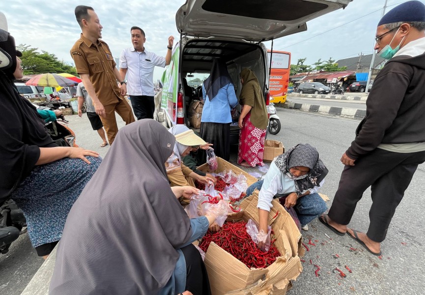 Gerak Cepat Tekan Inflasi, Pemprov Riau Distribusikan 1 Ton Cabe Merah