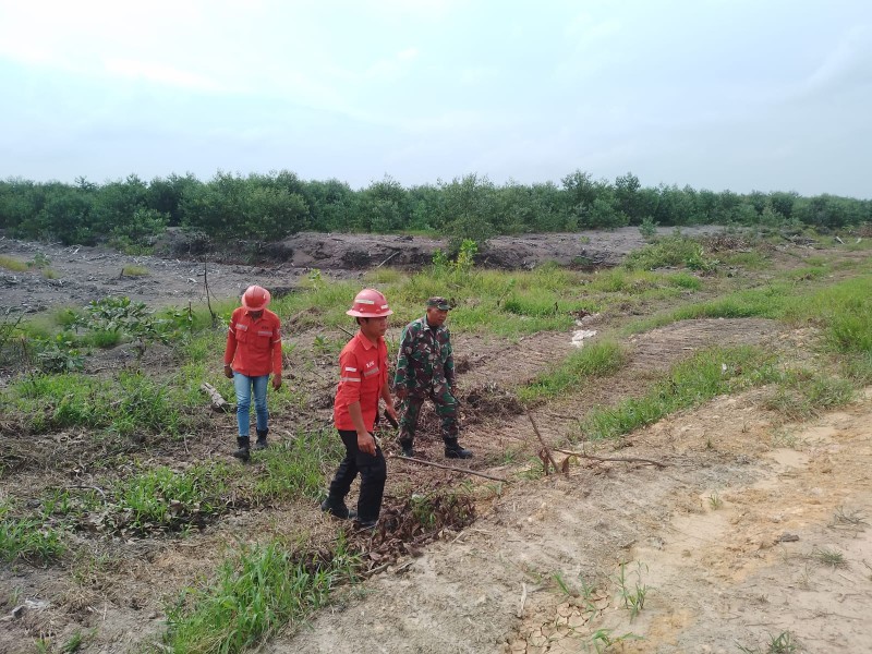 Babinsa Koramil 03/Minas Pelda Benriyadi Laksanakan Patroli Karhutla di Kampung Lubuk Umbut-