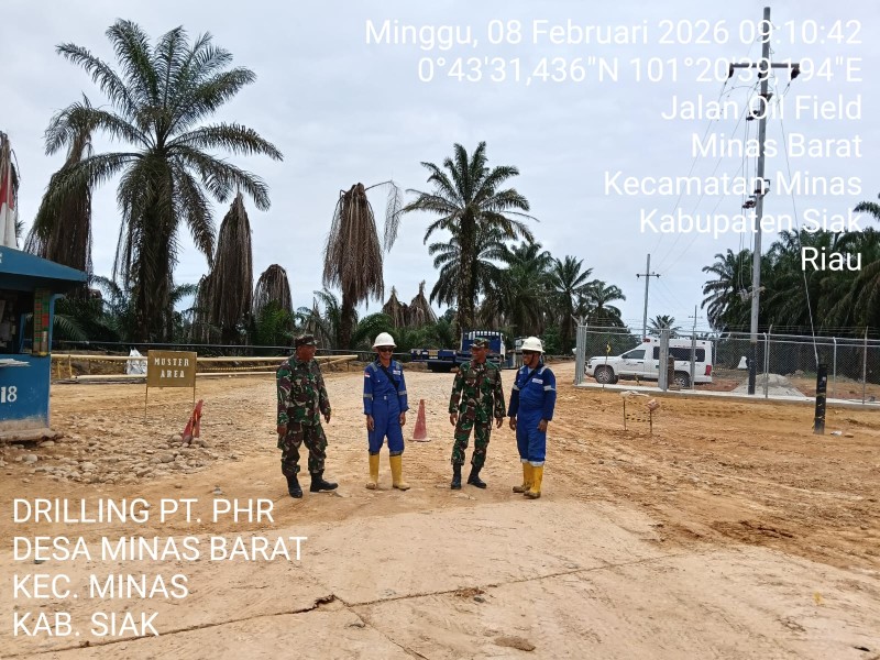 Sertu Joko Purnomo – Pelda Benriyadi Laksanakan Patroli Pengamanan Lokasi Drilling di Minas