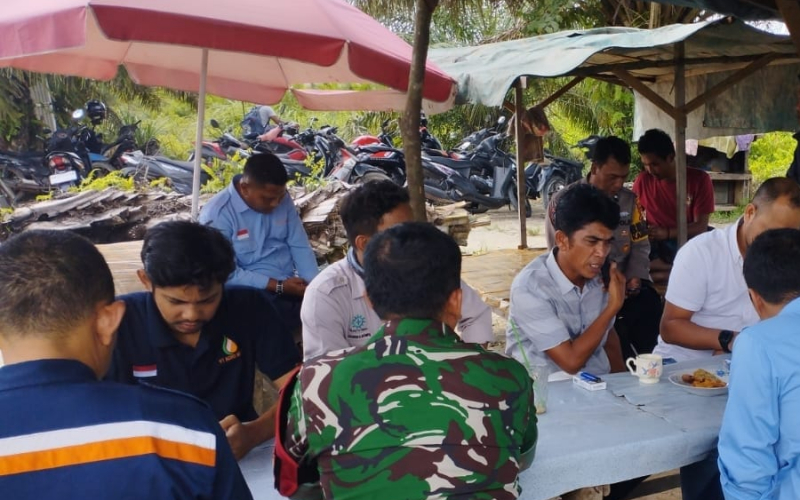 Babinsa Lubuk Gaung Laksanakan Komsos untuk Perkuat Kemanunggalan TNI–Rakyat