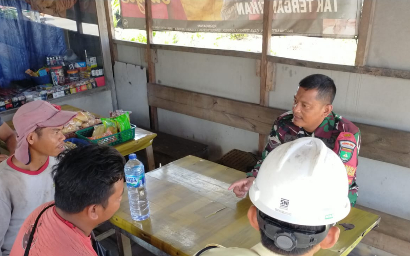 Pengamanan Jalur Energi, Babinsa dan Tim SKK Migas Lakukan Patroli Bersama