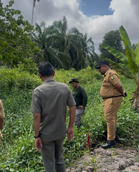 Camat Tembilahan, Ari Syuria Tegas Larang Bangunan di Atas Parit dan Buang Sampah Sembarangan