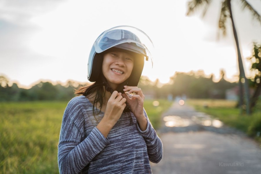11 Rekomendasi Helm Wanita Terbaik Aman & Stylish