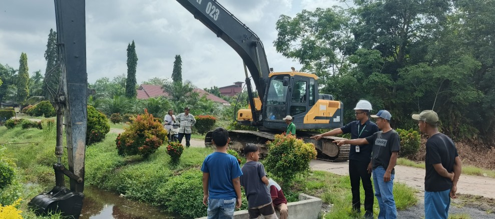 Apical Perkuat Infrastruktur Lingkungan melalui Normalisasi Saluran Parit di Lubuk Gaung