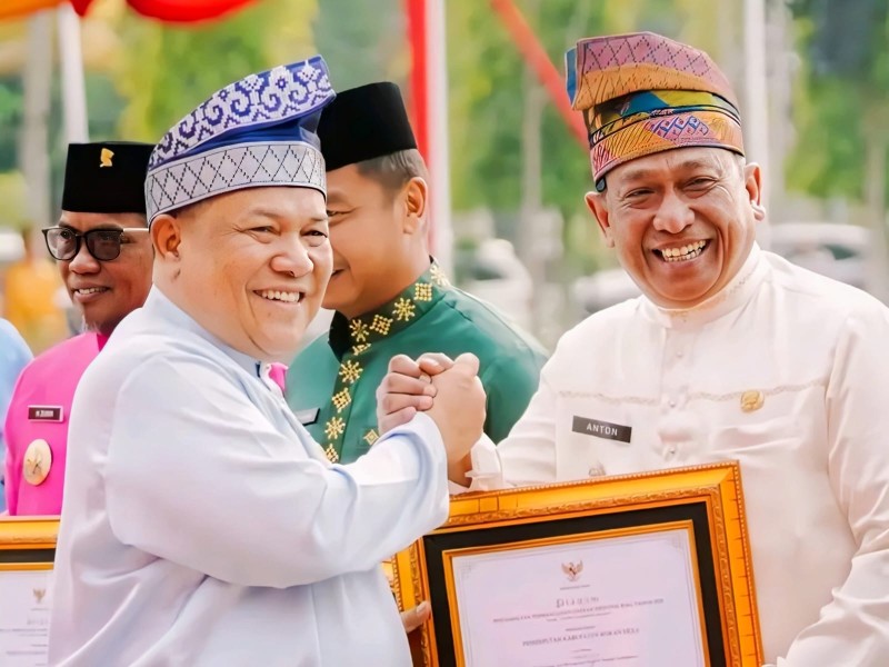 Hari Jadi ke-69 Riau, Bupati Rohul Anton Terima Penghargaan Pembangunan dari Gubernur