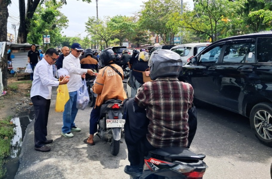 Aksi Sosial PWI Riau, Ratusan Warga Terima Sedekah Nasi Bungkus