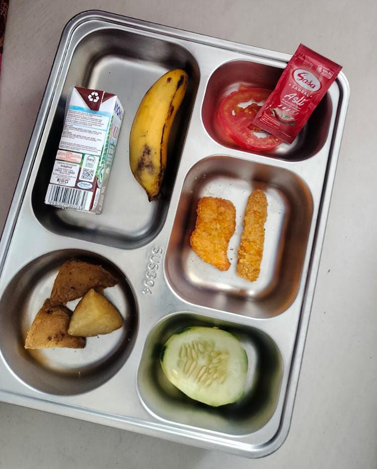 Menu MBG Tanpa Nasi, Orang Tua dan Sekolah Sampaikan Keluhan: “Anak-anak Tak Kenyang, Sudah Dua Kali Begini”