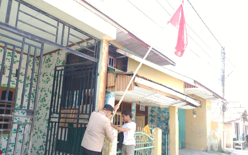 Polsek Dumai Kota Ajak Warga Kibarkan Merah Putih Sambut HUT ke-80 RI