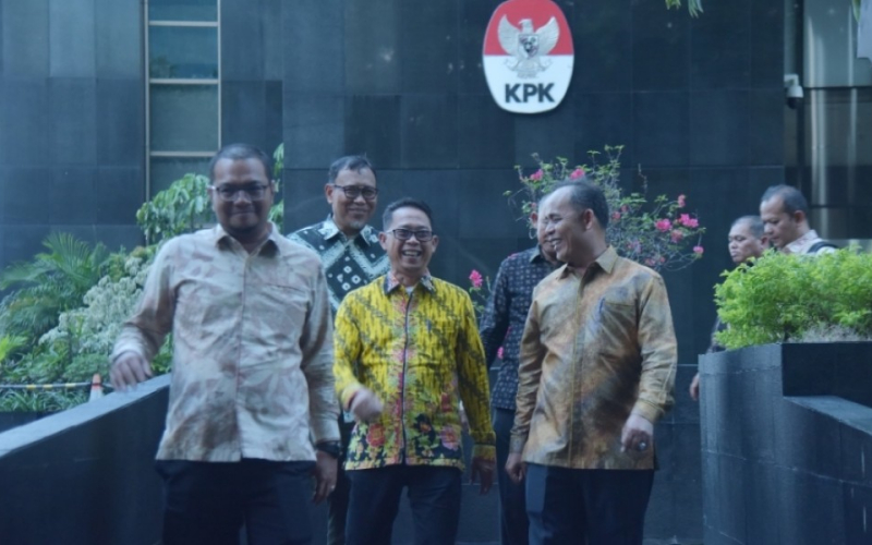 Pimpinan DPRD Inhil Dampingi Bupati Ke Gedung KPK