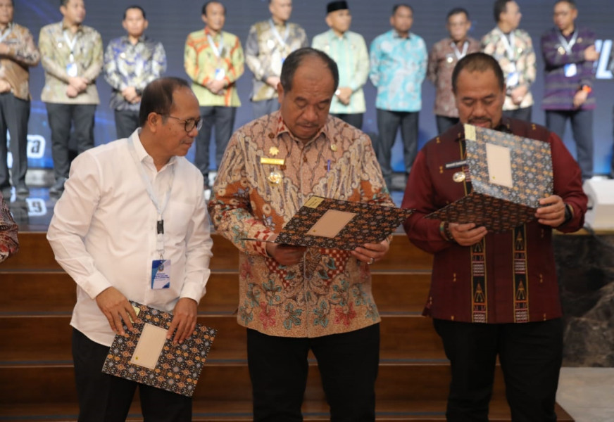 Serahkan DBH, Gubernur Sumut Tekankan Kolaborasi Bupati dan Wali Kota untuk Perkuat Layanan Dasar dan UHC