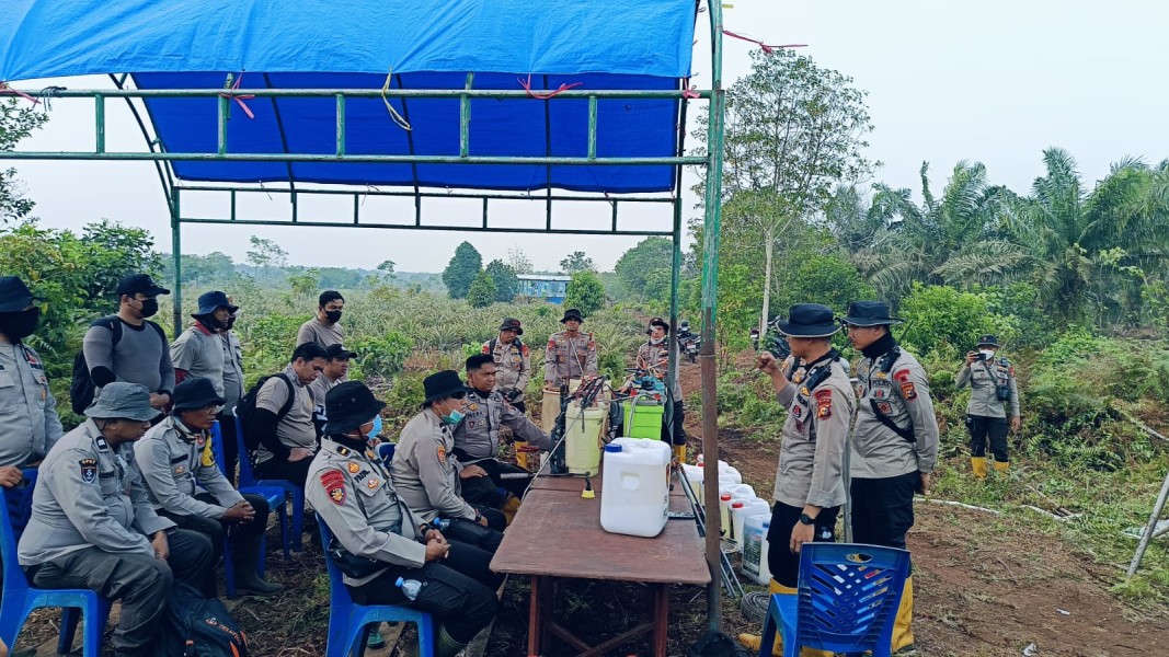 Bersama Gegana Satbrimobda Riau, Polres Inhu Mulai Pelatihan Penggunaan Tekhnologi Cairan Penanggulangan Kebakaran