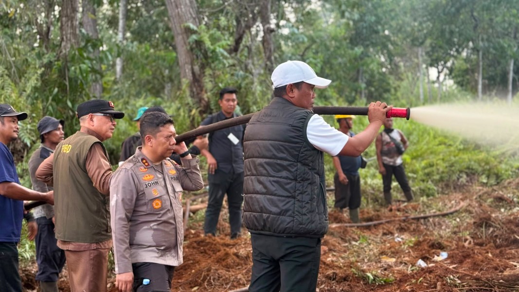 Kapolres John Louis Letedara dan Bupati Zukri Turun Langsung Padamkan Karhutla di Kerumutan, Bertahan Hingga Malam di Lokasi