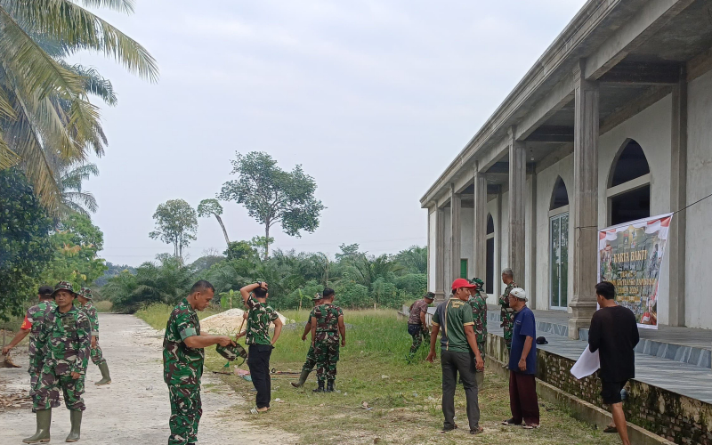 Peringati HUT Kodam I/Bukit Barisan, Kodim 0320/Dumai Bersihkan Masjid Al-Muqorrobin