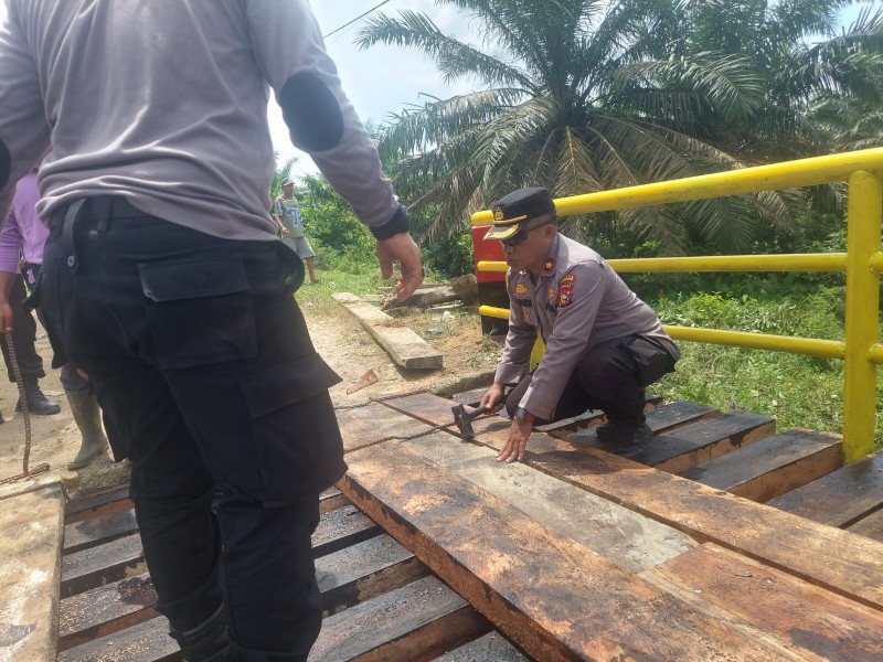 Hari Ketiga Renovasi, Polsek Pasir Penyu dan Masyarakat Perkuat Jembatan Merah Putih Presisi