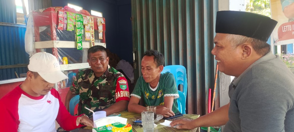 Babinsa Koramil 06/Kateman Ajak Warga Jaga Kesehatan dan Kebersihan di Musim Hujan