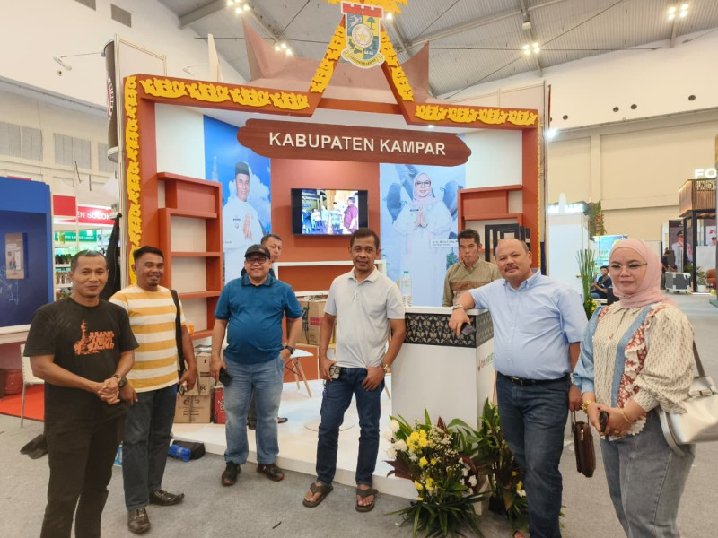 Tampil Maksimal, Kampar Boyong Bolu Kak Ira Kuok yang Terkenal Hingga Songket Tenun di AOE 2025 Tangerang