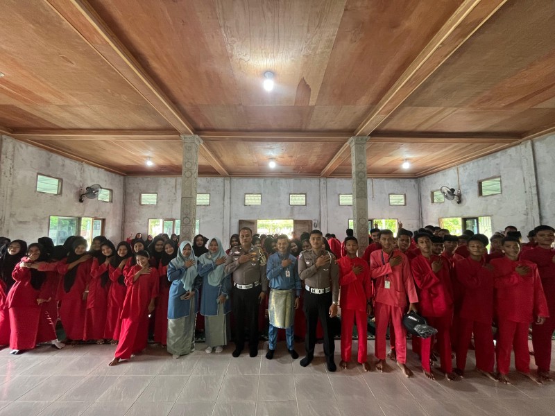 Satlantas Polres Kampar Edukasi Siswa SMA N 2 Kampar Kiri Tengah  Tertib Berlalu Lintas,  Bagikan Helm SNI