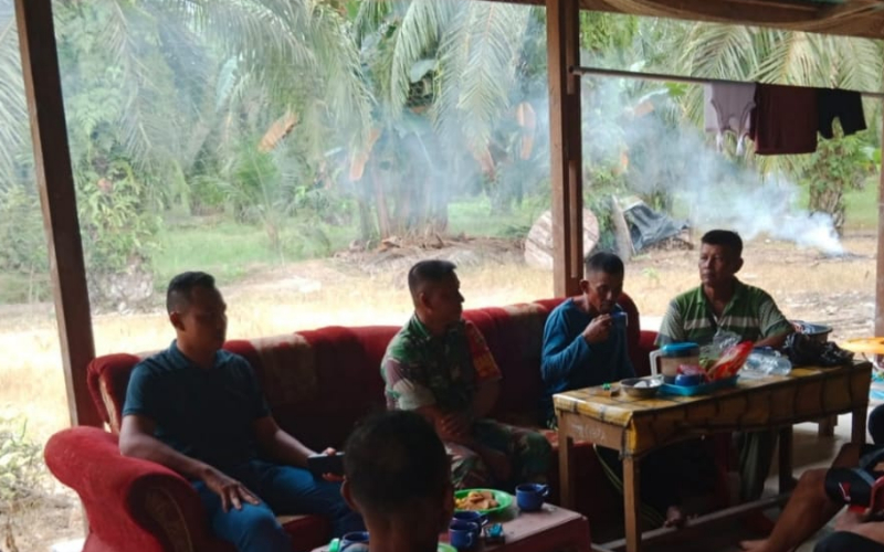 Babinsa Koramil 03 Jalin Silaturahmi Berkelanjutan dengan Warga