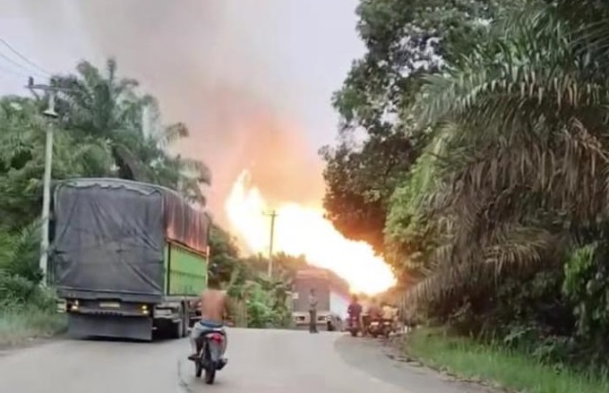 Pipa Gas Meledak di Inhil, Jalan Lintas Jambi–Riau Ditutup Total