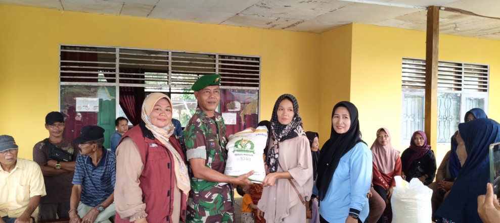 Babinsa Koramil 06/Kateman Hadiri Penyerahan Bantuan Pangan di Kelurahan Tagaraja