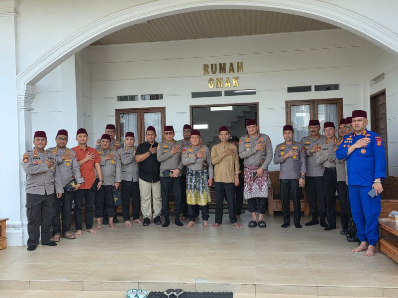 Silaturahmi Berkah, Kapolda Riau Sowan ke Ustadz Abdul Somad, Wakapolda Perkenalkan Diri, Kapolres Kampar Tegaskan Komitmen Kampar Aman'!