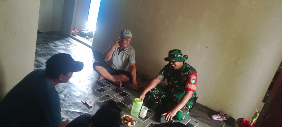 Silaturahmi dengan Warga Binaan, Babinsa Koramil 06/Kateman Ajak Jaga Kesehatan dan Kebersihan Lingkungan