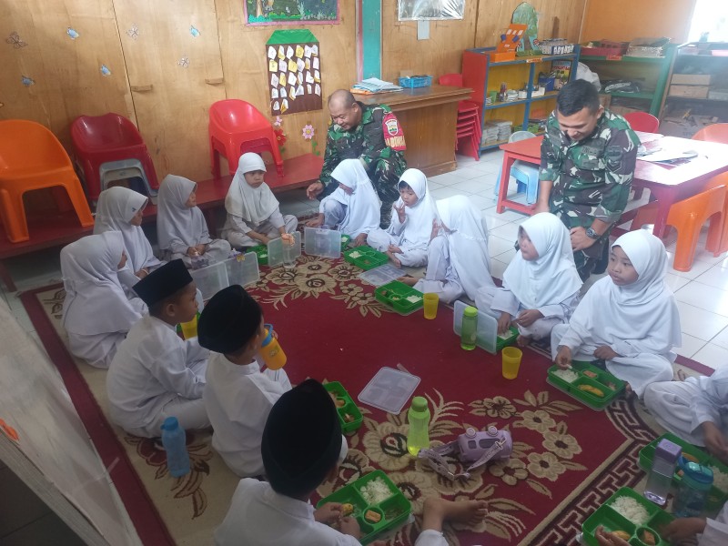 Sinergi Koramil 04/Perawang dan Badan Gizi Nasional Berikan Dukungan Makan Bergizi untuk Ribuan Pelajar di Kecamatan Tualang