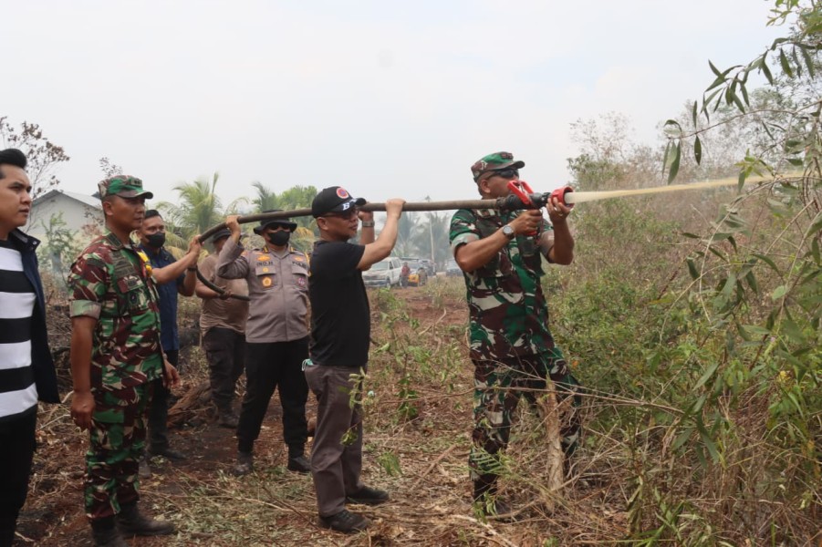 Danrem 031/Wira Bima Tinjau Langsung Karhutla di Dumai, Sinergitas TNI-Polri dan Pemda Diperkuat