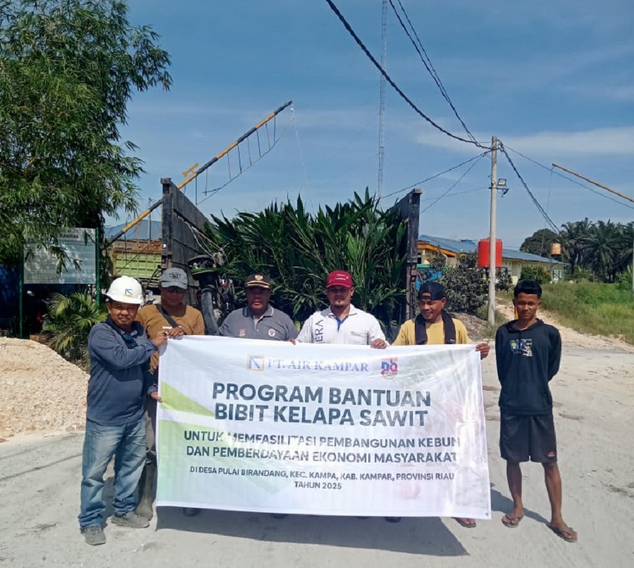 PT. Air Kampar Salurkan Bibit Kelapa Sawit Untuk Pengsosma Desa Pulau Birandang