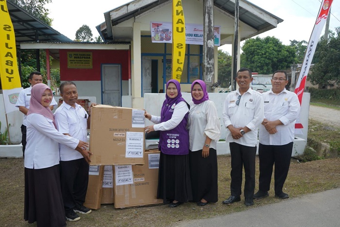 Ketua Tim Pembina Posyandu Asahan Serahkan Bantuan Meja dan Kursi untuk Tiga Posyandu