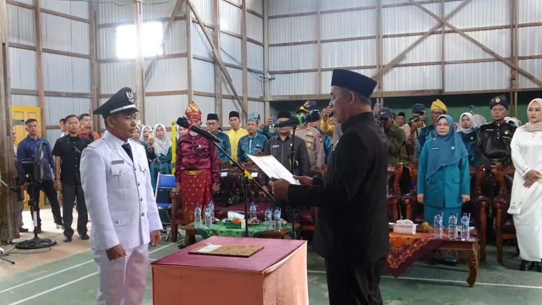 Bupati Inhil Lantik Pj Kades Sungai Baru