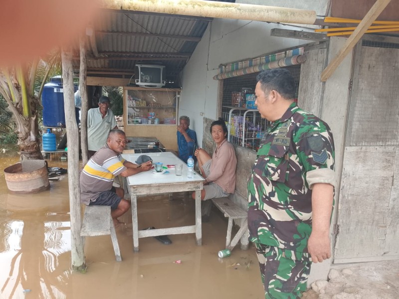 Serma D. Sihombing Cek Lokasi Banjir di Kampung Muara Bungkal, Puluhan Rumah Warga Terdampak