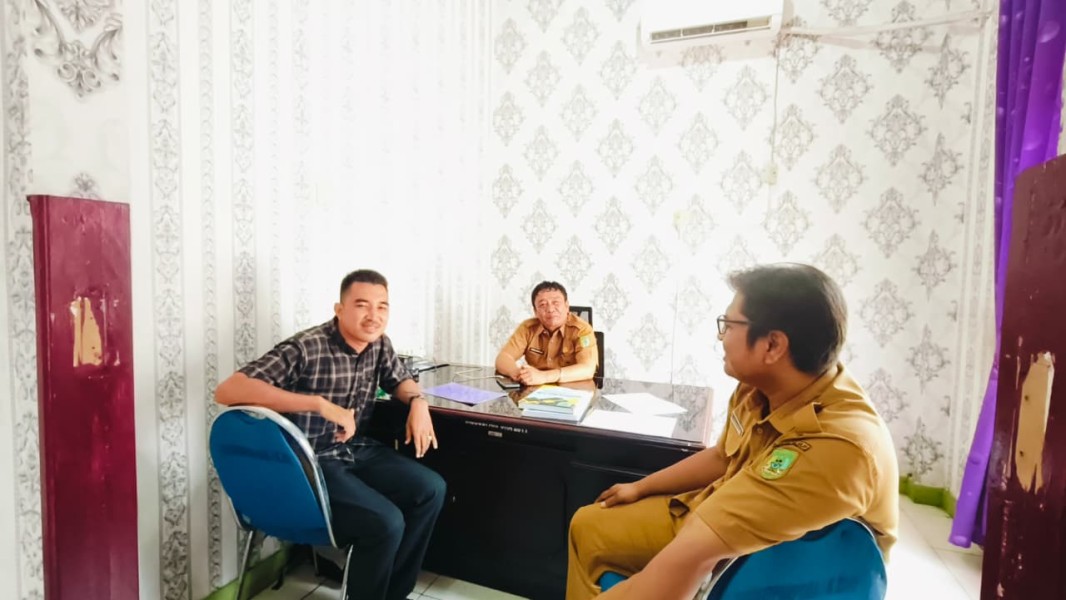 Silaturahmi Penuh Haru, Rahmat Pantun Perjuangkan Kelestarian Festival Meriam Buluh di Disparpora Rohil