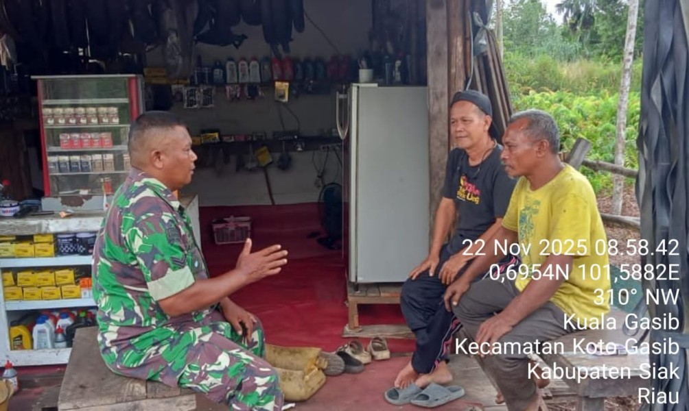 Babinsa Sertu Sahidin Laksanakan Komsos Ajak Warga Kuala Gasib Jaga Kebersihan dan Kesehatan