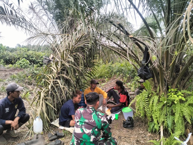 Serda Holmes Pasaribu Sosialisasikan Bahaya Narkoba kepada Masyarakat Kampung Olak